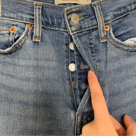 Levi’s medium wash high rise button fly wedgie skinny distressed jeans - Picture 5 of 9